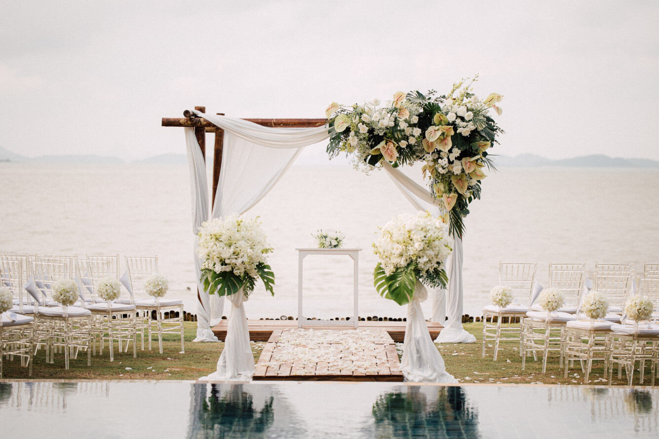 Hochzeitsrituale weltweit: weißer Altar am Wasser.
