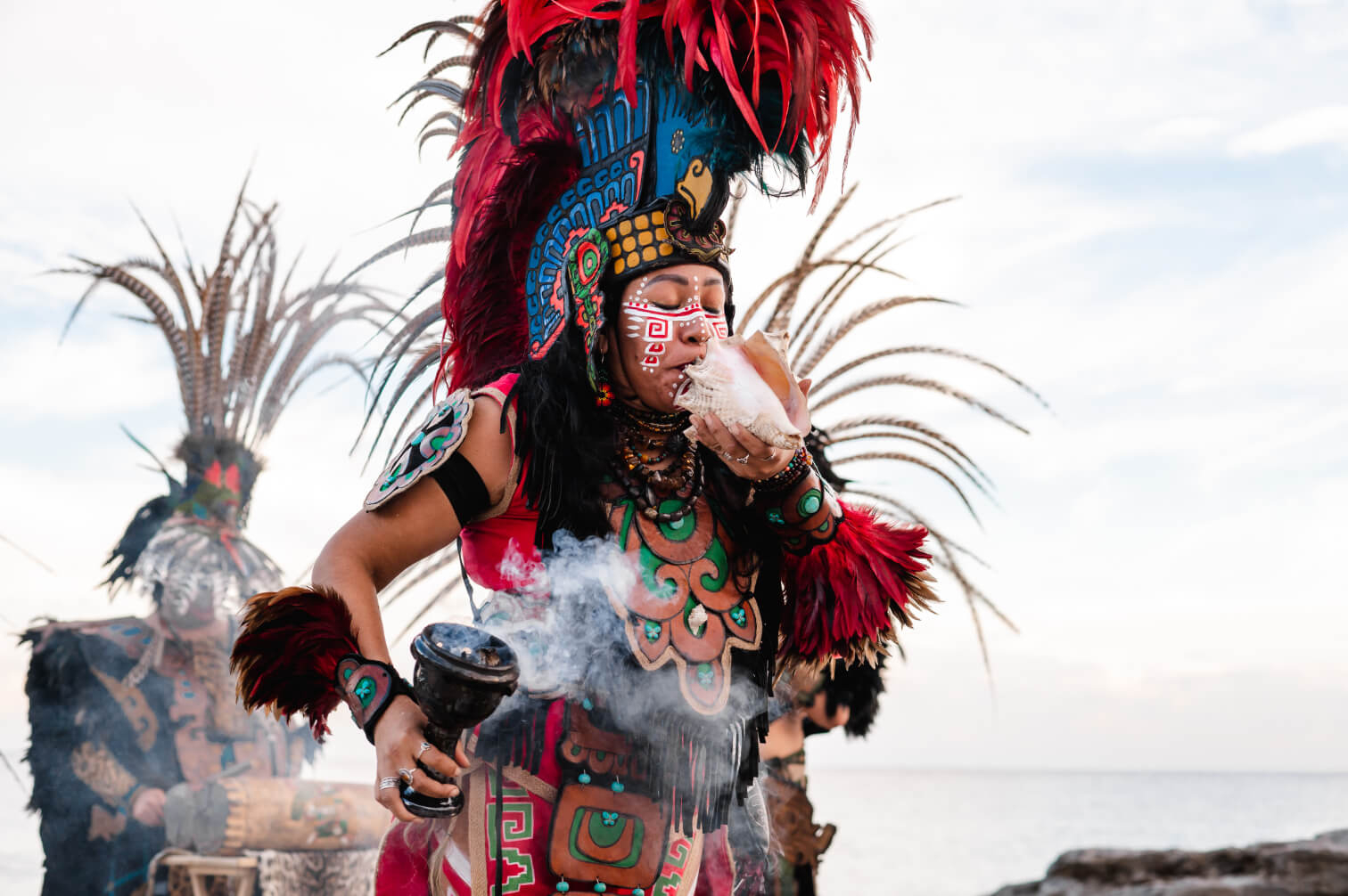 Hochzeitsrituale weltweit: eine Maya-Schamanin beim Ritual.
