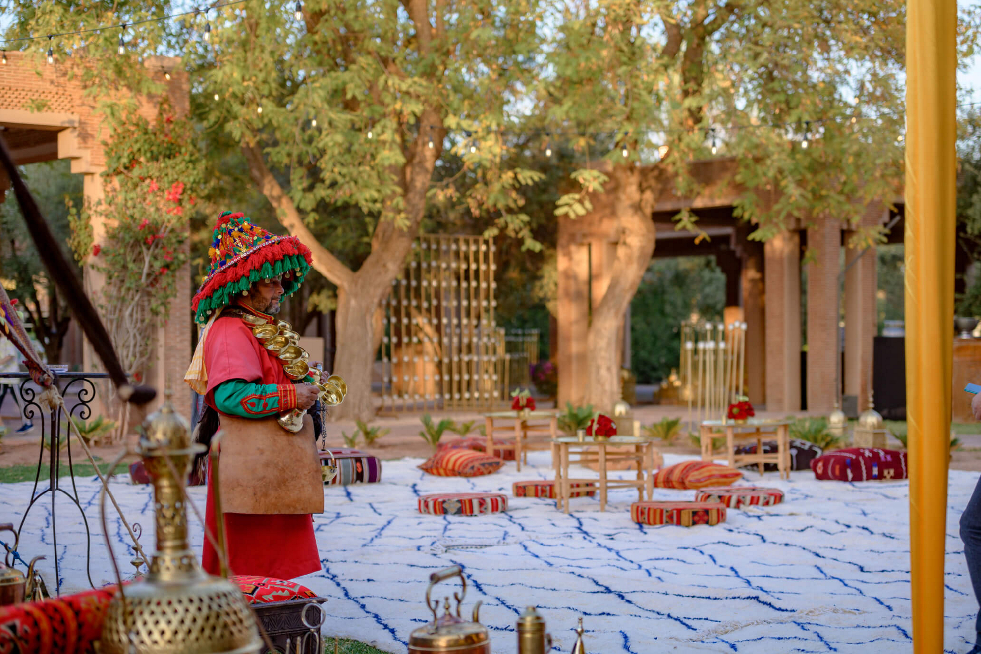 Außenbereich im Barceló Palmeraie Oasis Resort, der für eine orientalische Hochzeit vorbereitet ist.