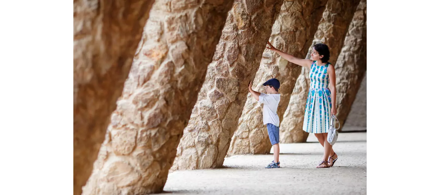 Best holiday destinations with a baby: Mother and child in Park Güell Barcelona
