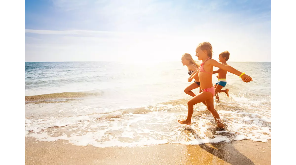 Ibiza mit Kindern: Kinder spielen am Strand.