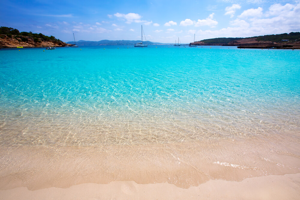 Schönste Strände Ibiza: das türkisblaue Wasser von Cala Bassa.