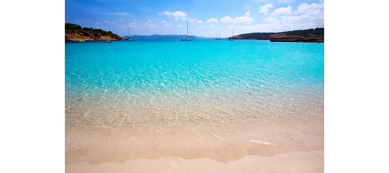 Schönste Strände Ibiza: das türkisblaue Wasser von Cala Bassa.