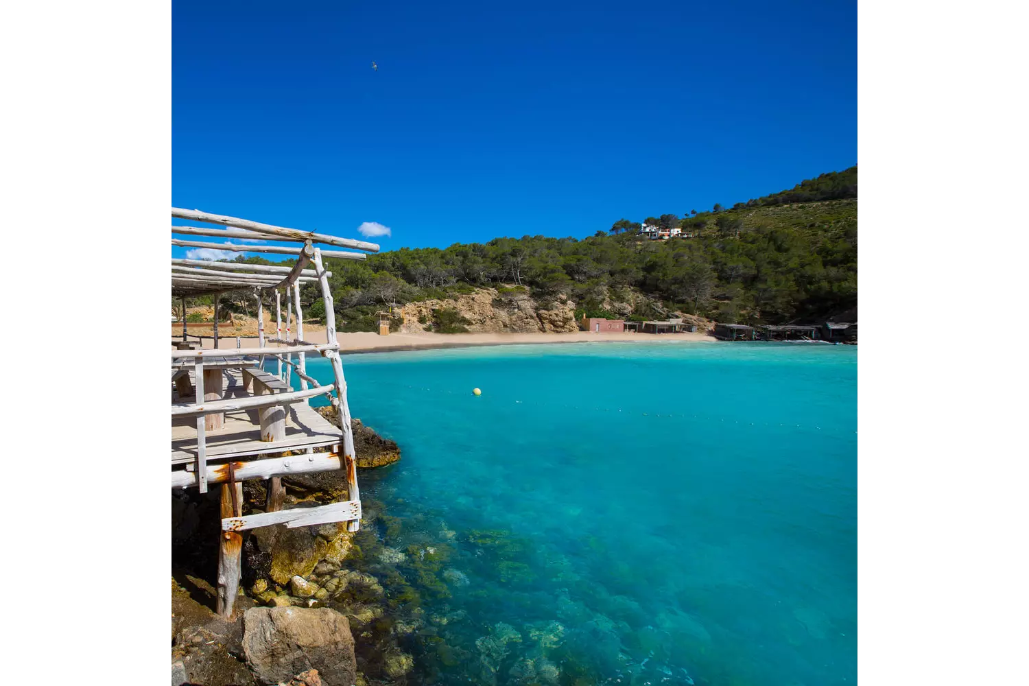 Seitliche Sicht auf Cala Benirrás in Ibiza.