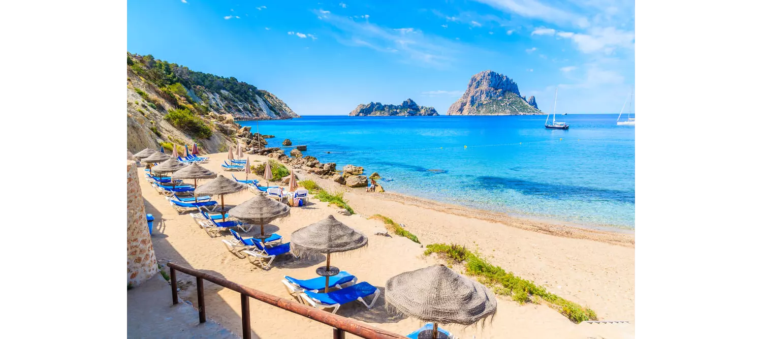 Schönste Strände Ibiza: Cala d'Hort mit Blick auf Es Vedrà.