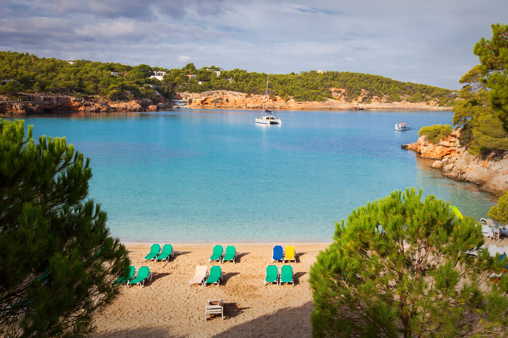 Strand von Cala Portinatx auf Ibiza.