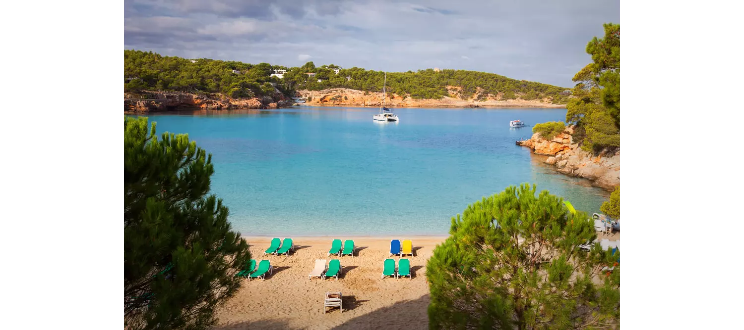 Strand von Cala Portinatx auf Ibiza.