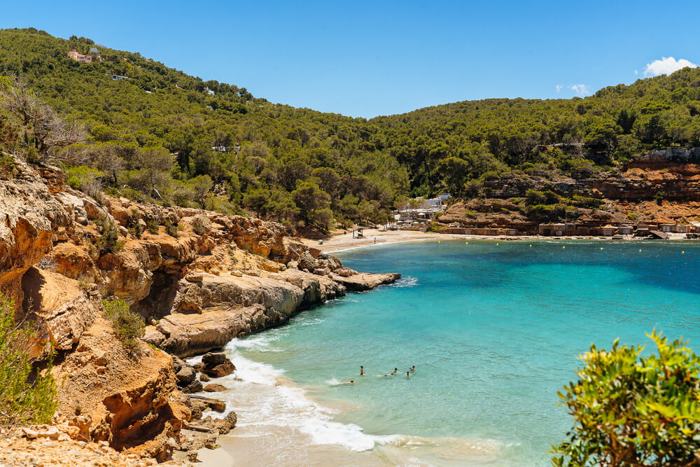 Schönste Strände Ibiza: Blick auf Cala Salada und Cala Saladeta.