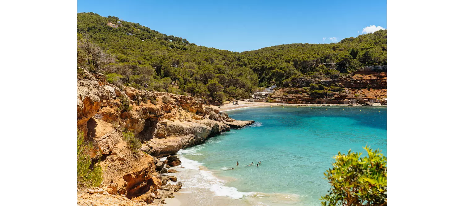 Schönste Strände Ibiza: Blick auf Cala Salada und Cala Saladeta.