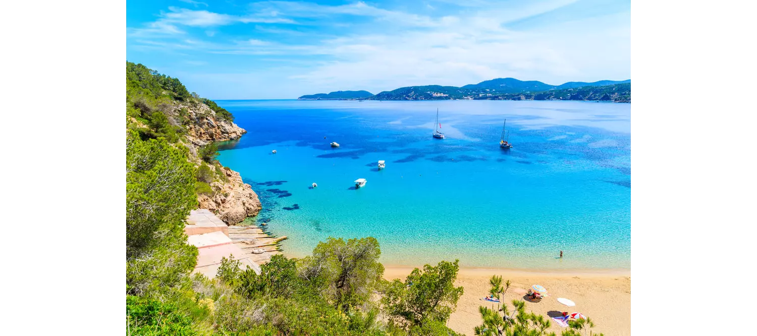 Cala San Vicente auf Ibiza mit kleinen Booten.