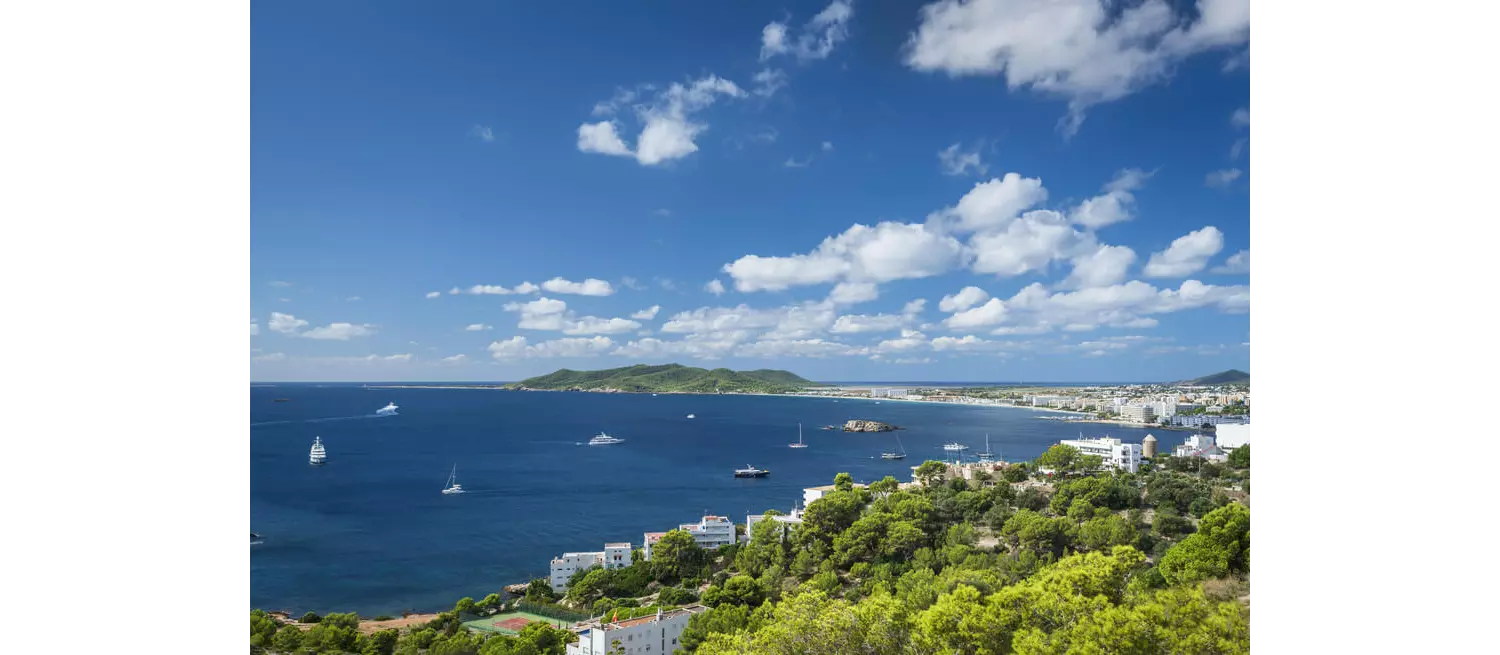 Panoramasicht über den Playa d'en Bossa auf Ibiza.