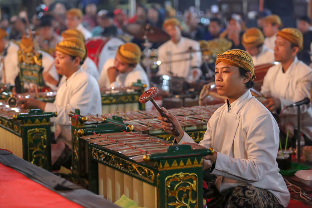 Kultur in Indonesien: Männer spielen Metallophone in einem Gamelan-Orchester