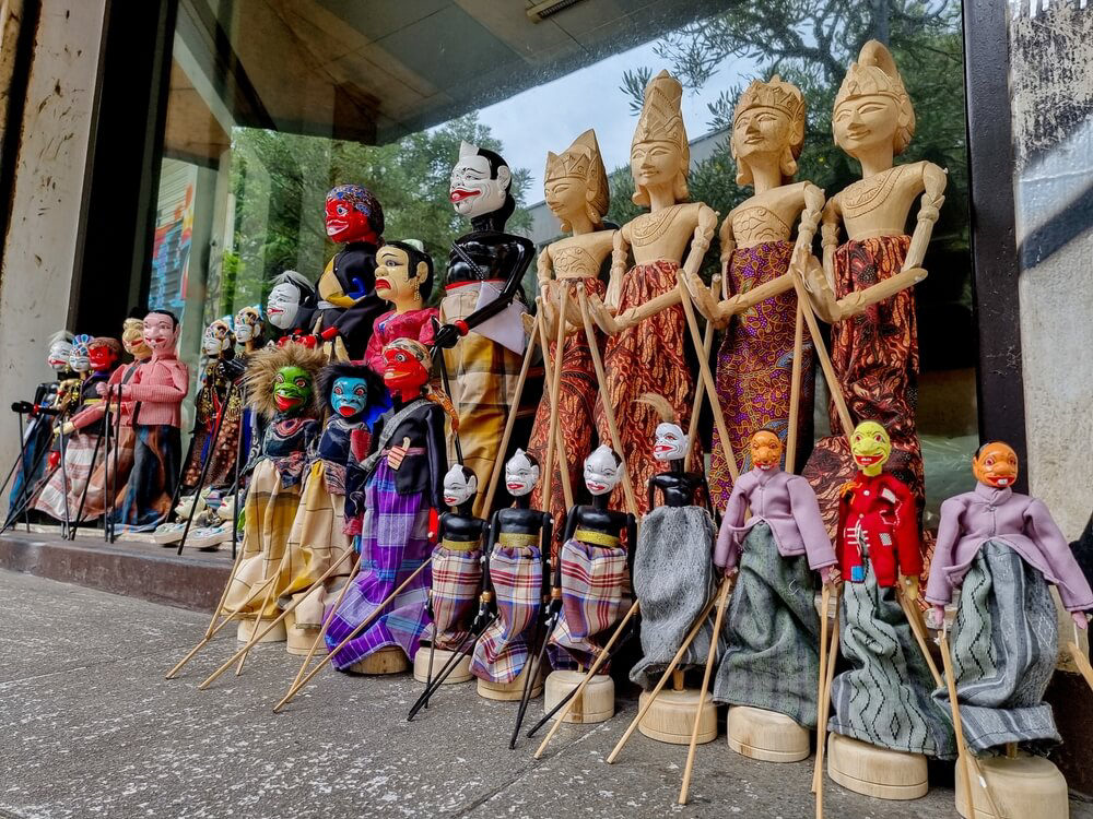 Kultur in Indonesien: Holzfiguren für das traditionelle Wayang-Schattentheater