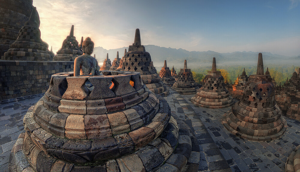 Java Sehenswürdigkeiten: der buddhistische Tempelkomplex Borobudur in der Dämmerung.