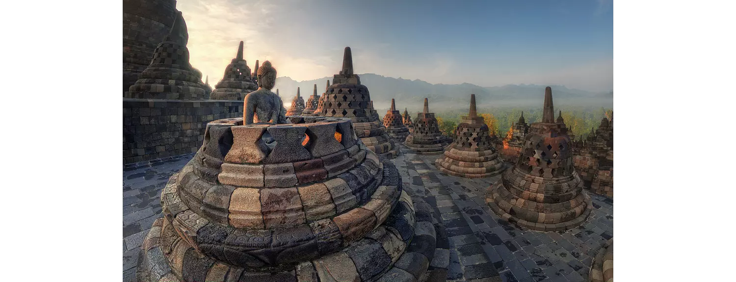 Java Sehenswürdigkeiten: der buddhistische Tempelkomplex Borobudur in der Dämmerung.