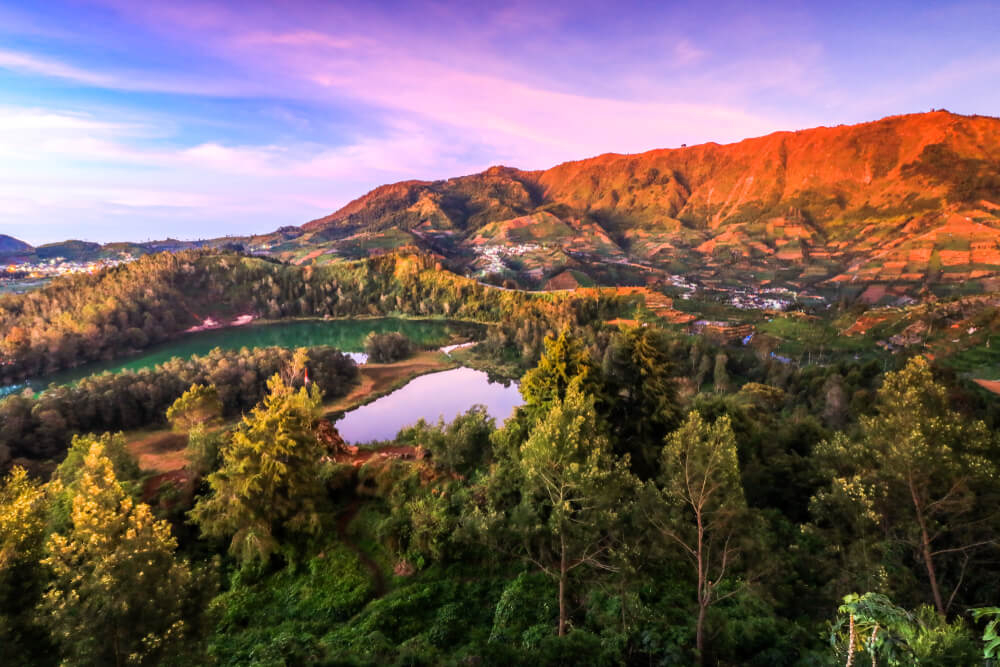Insel Java: malerische Landschaft mit Bergen, Vegetation und Seen