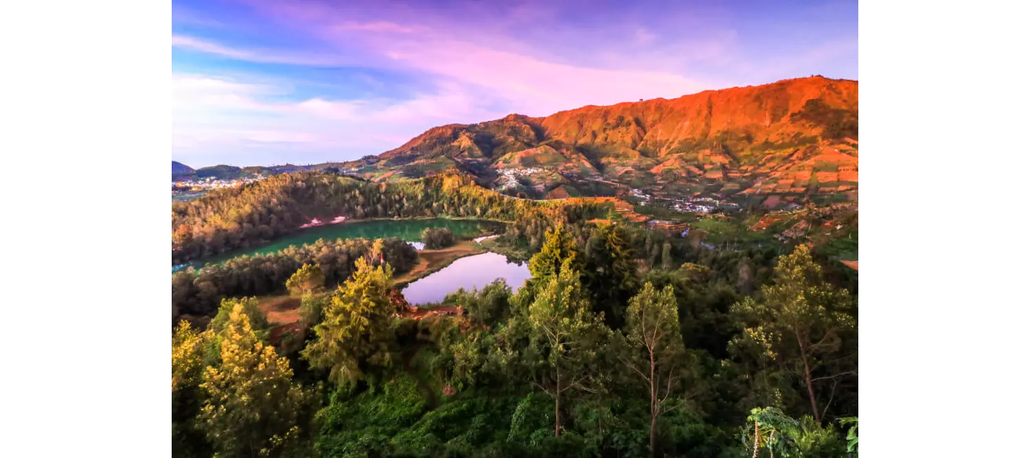 Insel Java: malerische Landschaft mit Bergen, Vegetation und Seen