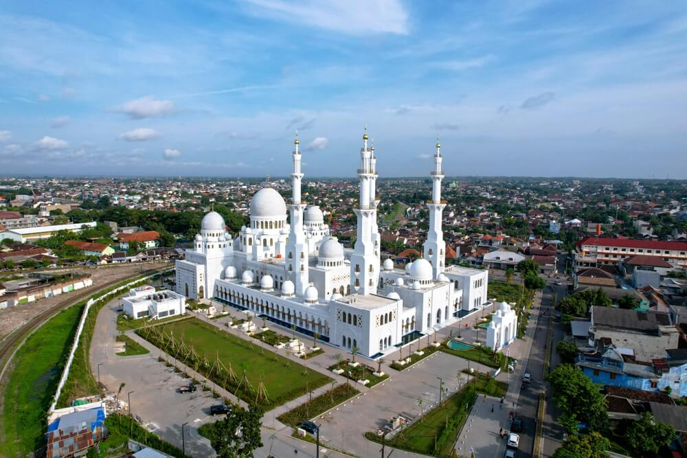 Insel Java: große weiße Moschee mit der Stadt Surakarta im Hintergrund.