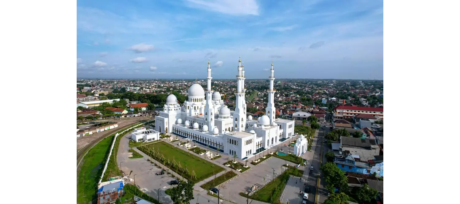 Insel Java: große weiße Moschee mit der Stadt Surakarta im Hintergrund.