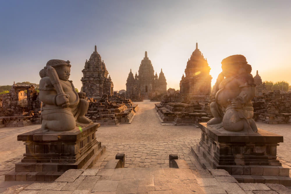 Sehenswürdigkeiten Java: Tempel von Prambanan in der Dämmerung