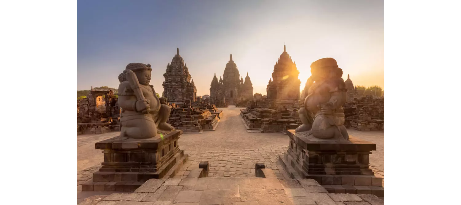 Sehenswürdigkeiten Java: Tempel von Prambanan in der Dämmerung