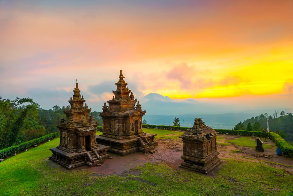 Insel Java: die Tempel von Gedong Songo in der Dämmerung