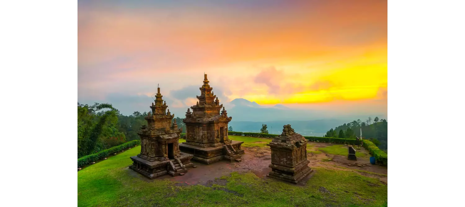 Insel Java: die Tempel von Gedong Songo in der Dämmerung