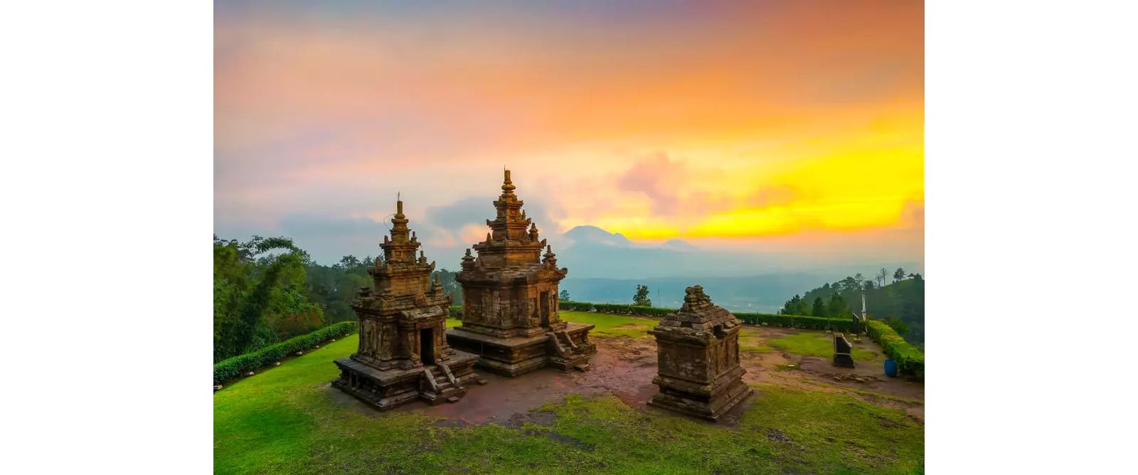 Insel Java: die Tempel von Gedong Songo in der Dämmerung