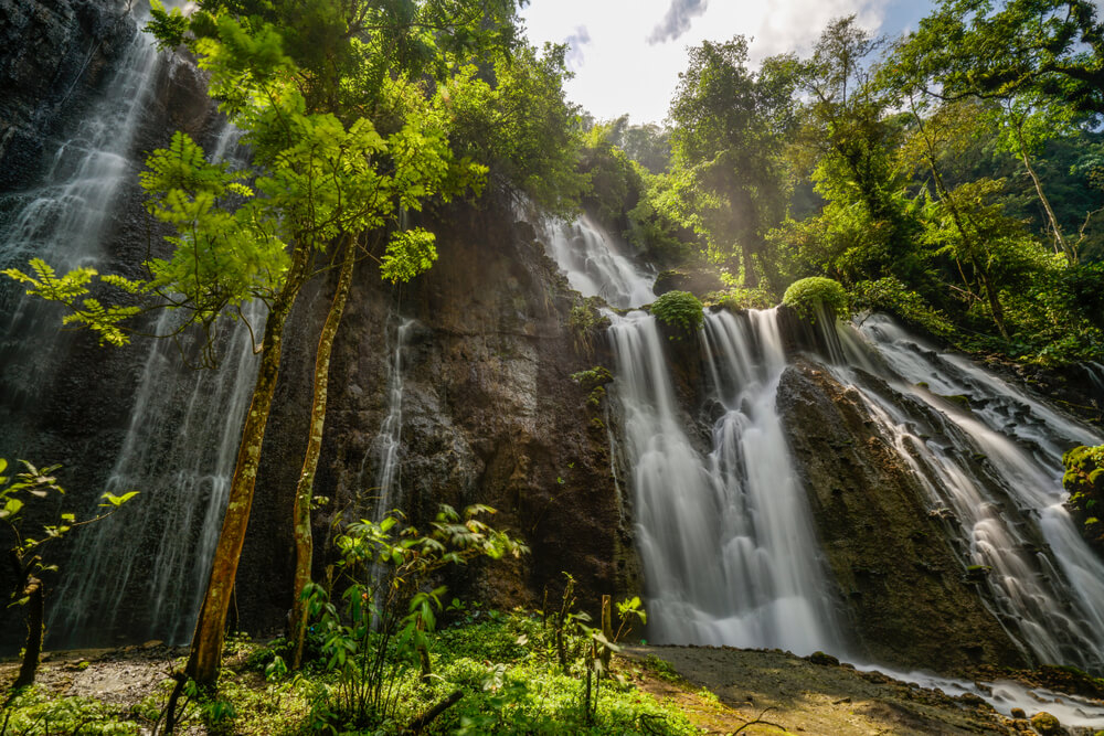 Java Sehenswürdigkeiten: große Wasserfälle im Dschungel.