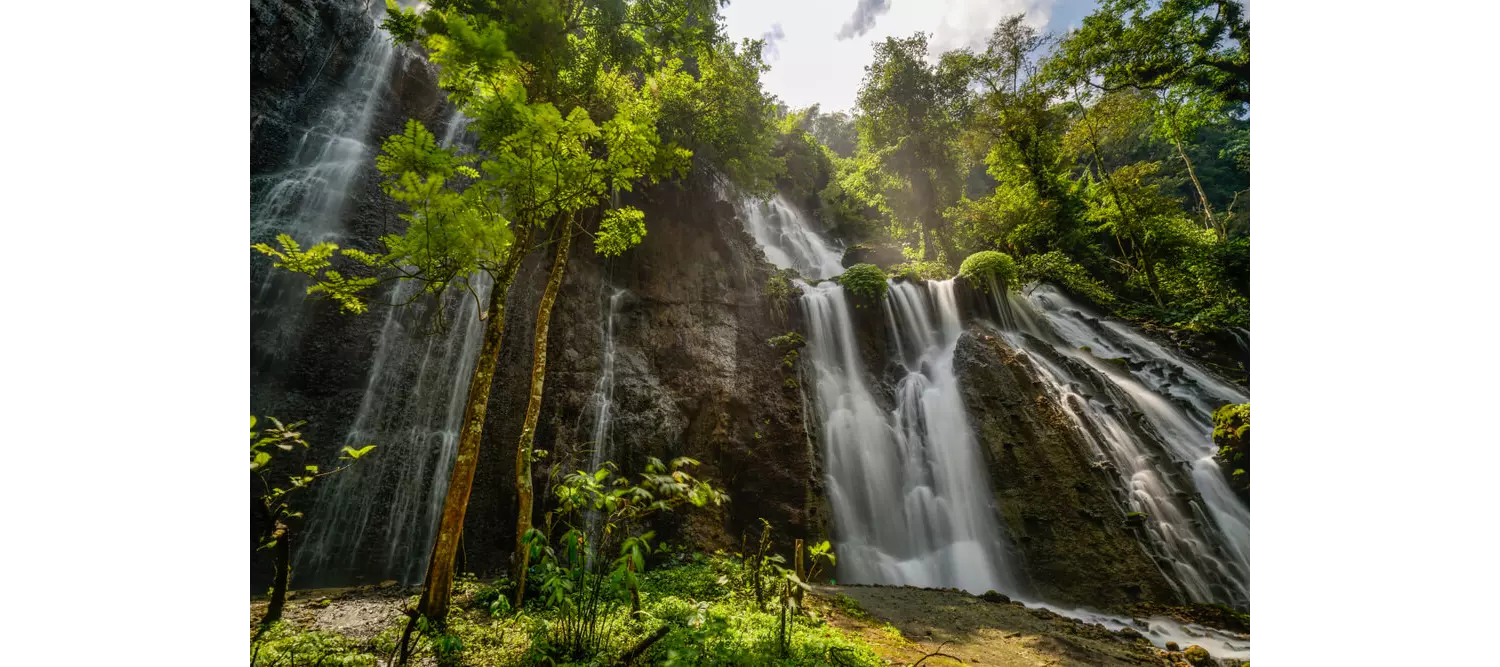 Java Sehenswürdigkeiten: große Wasserfälle im Dschungel.