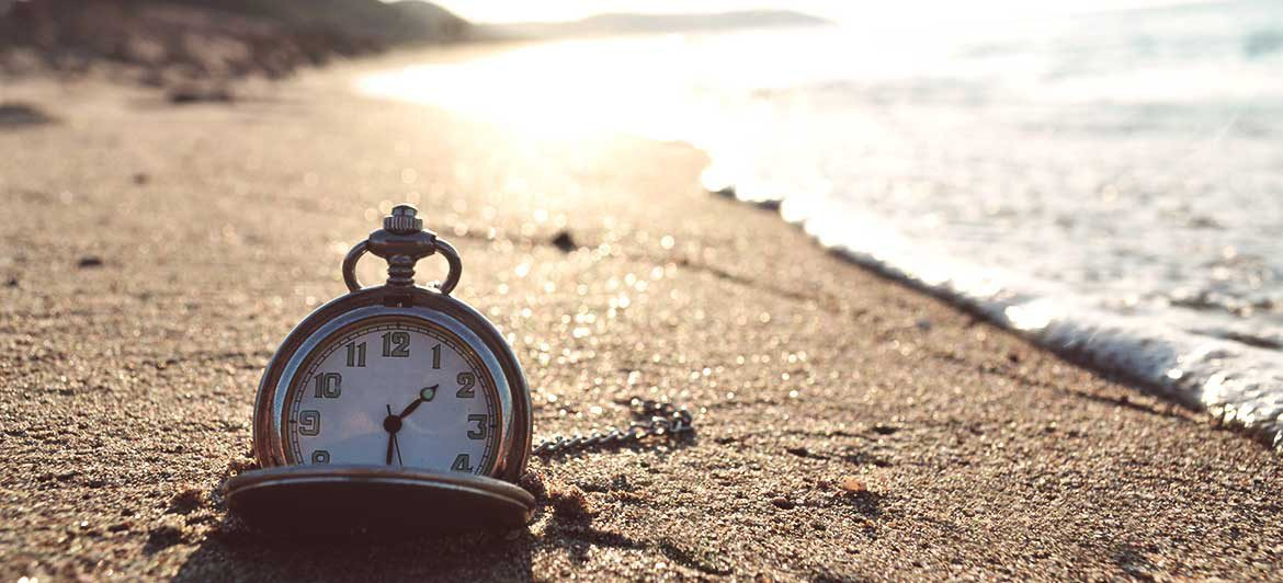 Uhr im Sand: auf Sommerzeit umstellen