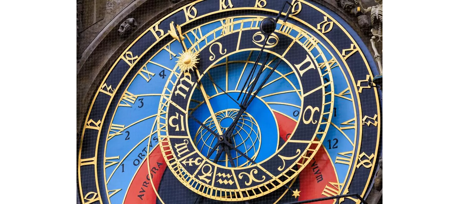 Astronomische Uhr in Prag: hier ist die Zeitumstellung sinnvoll, weil Tschechien nördlich liegt.