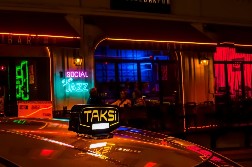 Istanbul Musik: Taxi vor einem Jazzclub.