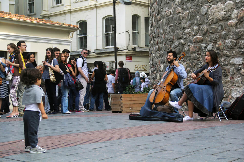 Istanbul Musik: Straßenmusiker mit Cello und Gitarre.