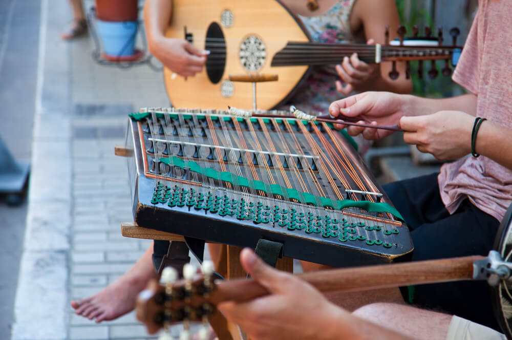 Türkische Musik: Nahaufnahme eines Zymbals und einer Laute.