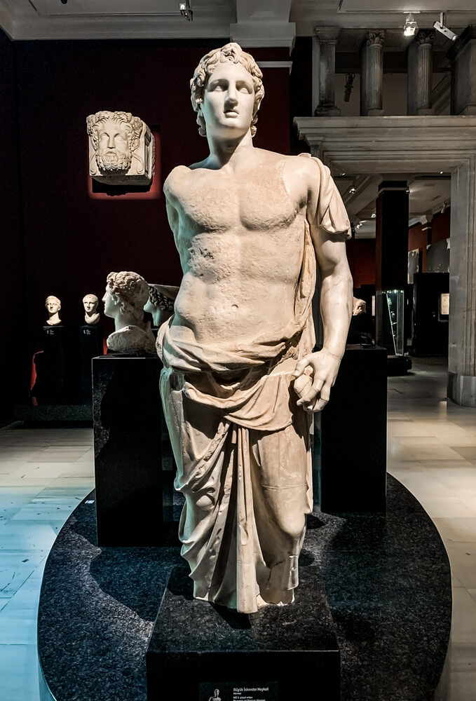 Istanbul Sehenswürdigkeiten: Statue im Archäologischen Museum.