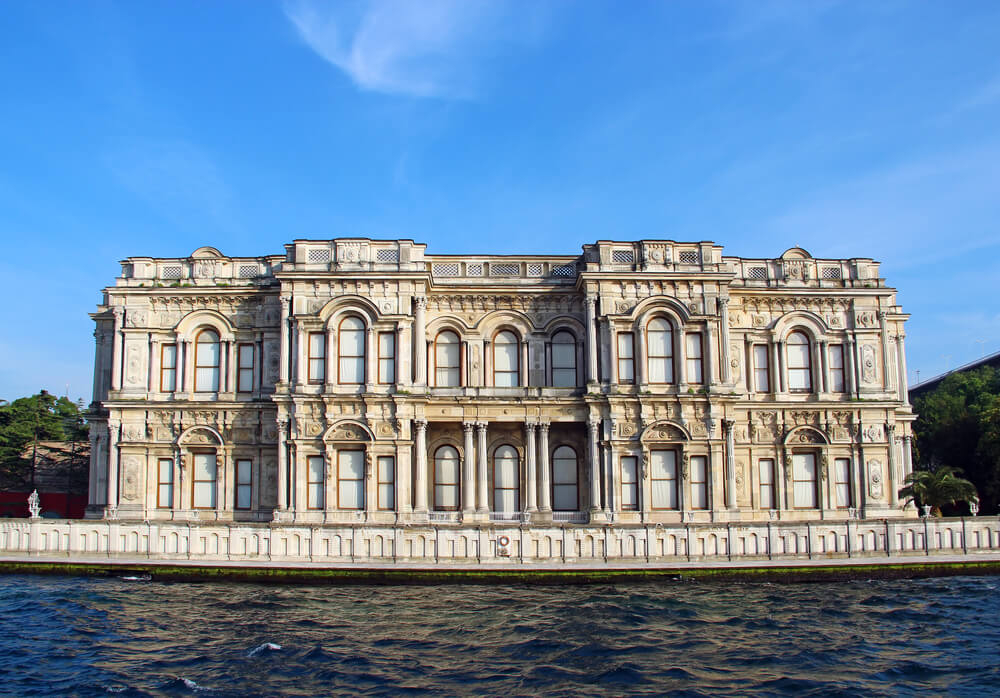 Der Beylerbeyi-Palast in Istanbul direkt am Wasser