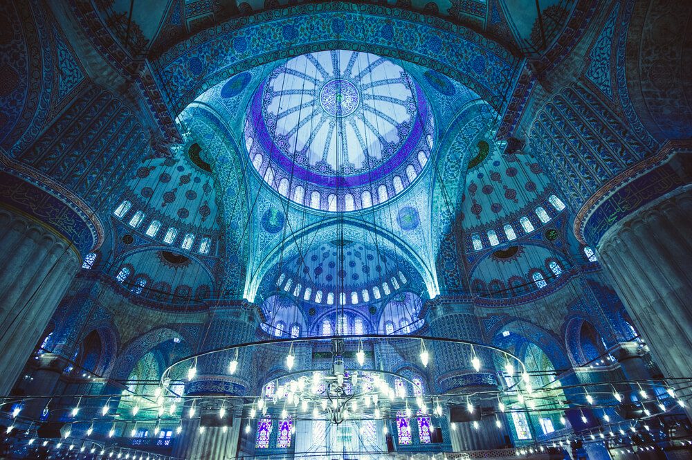 Istanbul Sehenswürdigkeiten: Sicht von Innen auf die Kuppel der Blauen Moschee.