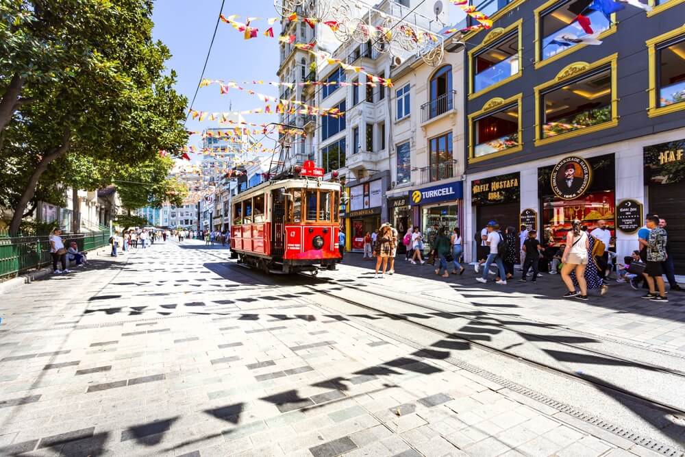 Die Straße Istikal Caddesi in Istanbul mit alter Straßenbahn.