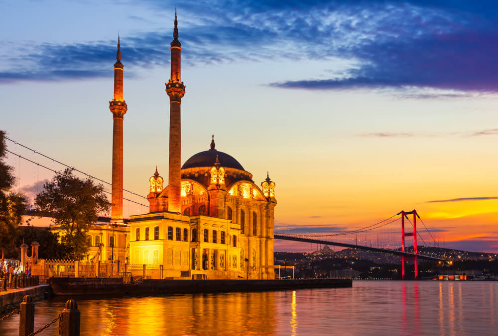 Die Ortaköy-Moschee in Istanbul bei Sonnenaufgang über dem Bosporus.
