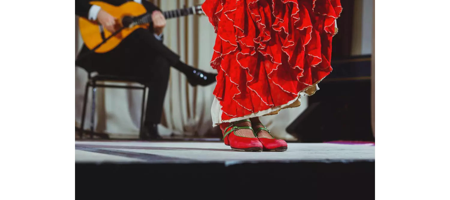 Flamenco in Jerez: Gitarrist und Tänzerin auf einer Bühne.