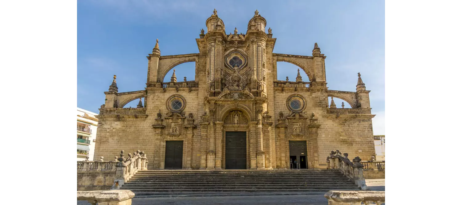 Frontale Sicht der Kathedrale von Jerez bei Sonnenschein.