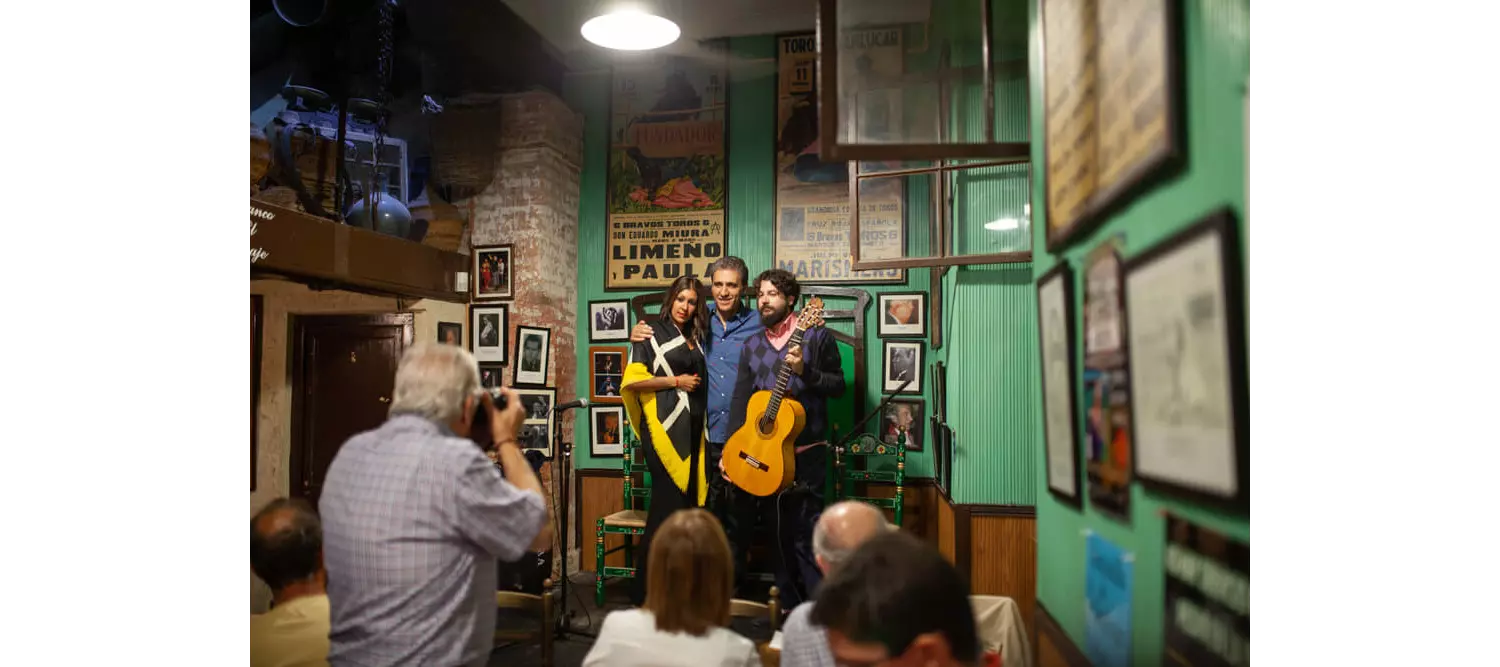 Jerez de la Frontera Sehenswürdigkeiten: Flamenco-Künstler in einem typischen Tabanco.