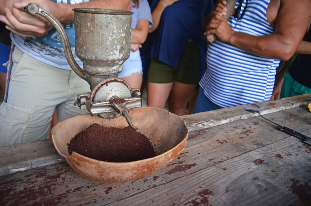 Traditionelle Kaffeemühle in der Dominikanischen Republik.