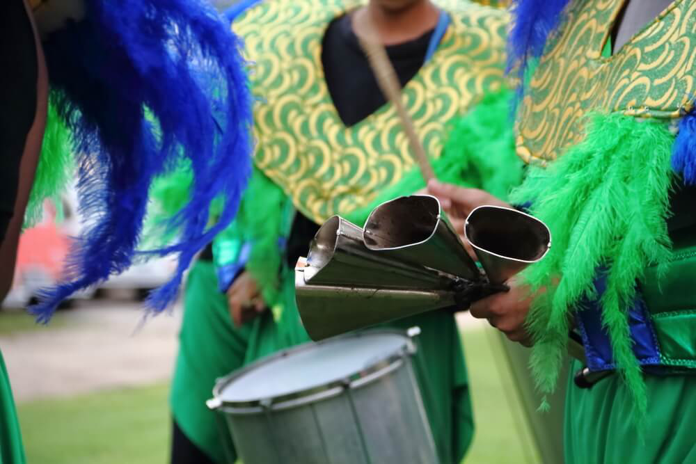 Karneval auf Teneriffa: Instrumente einer Batucada-Gruppe.