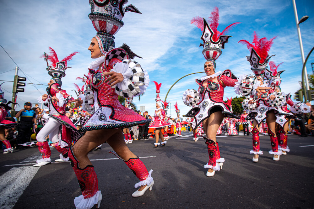 Karneval auf Teneriffa: Frauen in Kostümen tanzen auf der Straße.