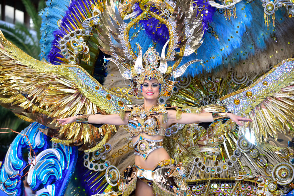 Karneval auf Teneriffa: Spektakuläres Kostüm einer Karnevalskönigin.