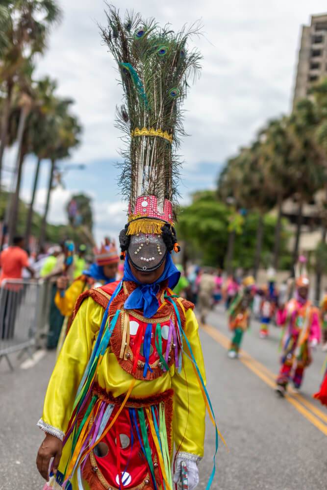 Karneval Dominikanische Republik: ein traditionelles Guloya-Kostüm.