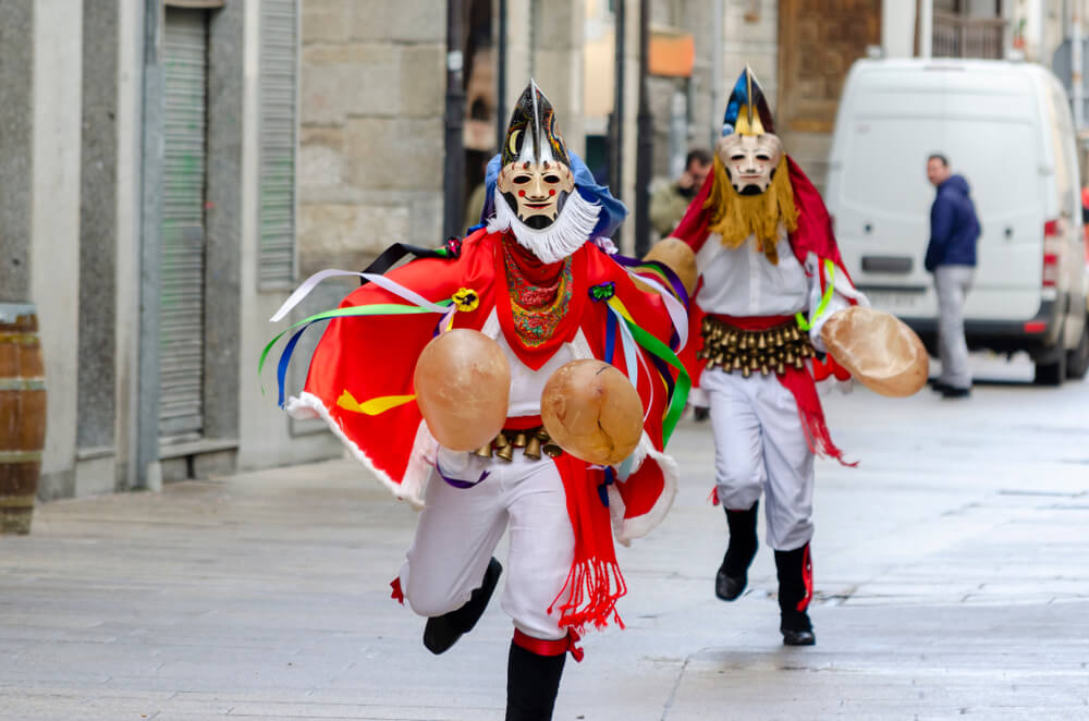 Typische Figuren des Karnevals von Galicien.