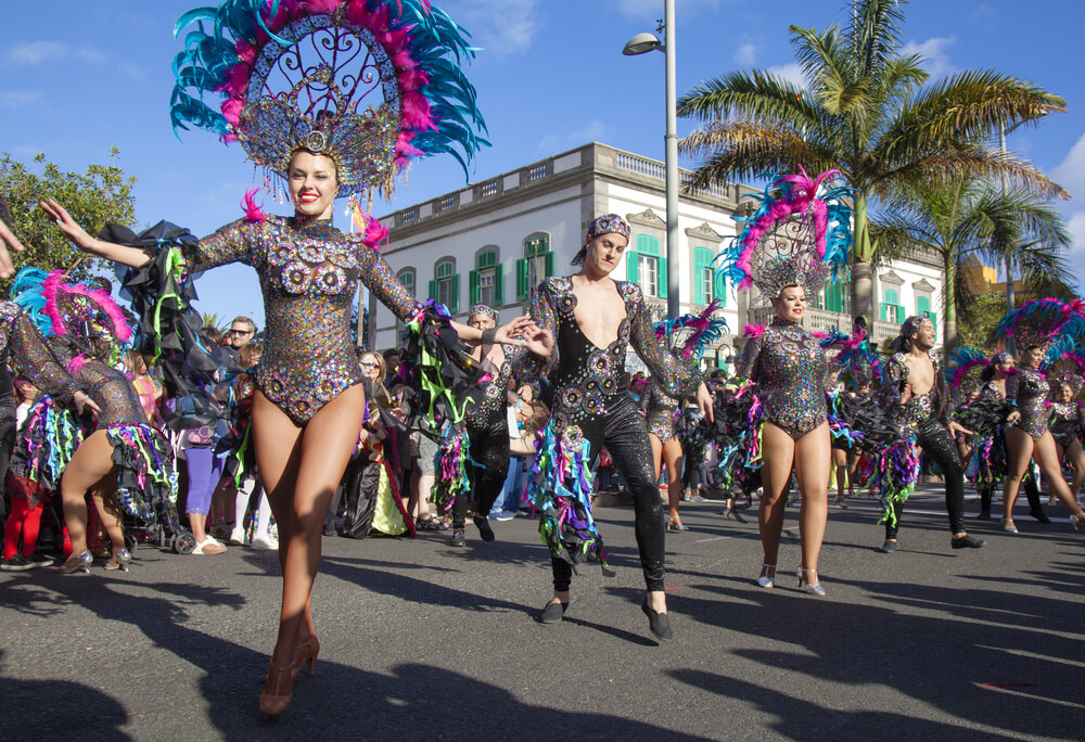 Karneval in Spanien: Menschen tanzen verkleidet in Las Palmas de Gran Canaria. 